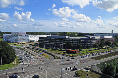 900319 Gezicht op het Wilhelmina Kinderziekenhuis (Lundlaan 6) en het Prinses Máximacentrum voor kinderoncologie (links ...